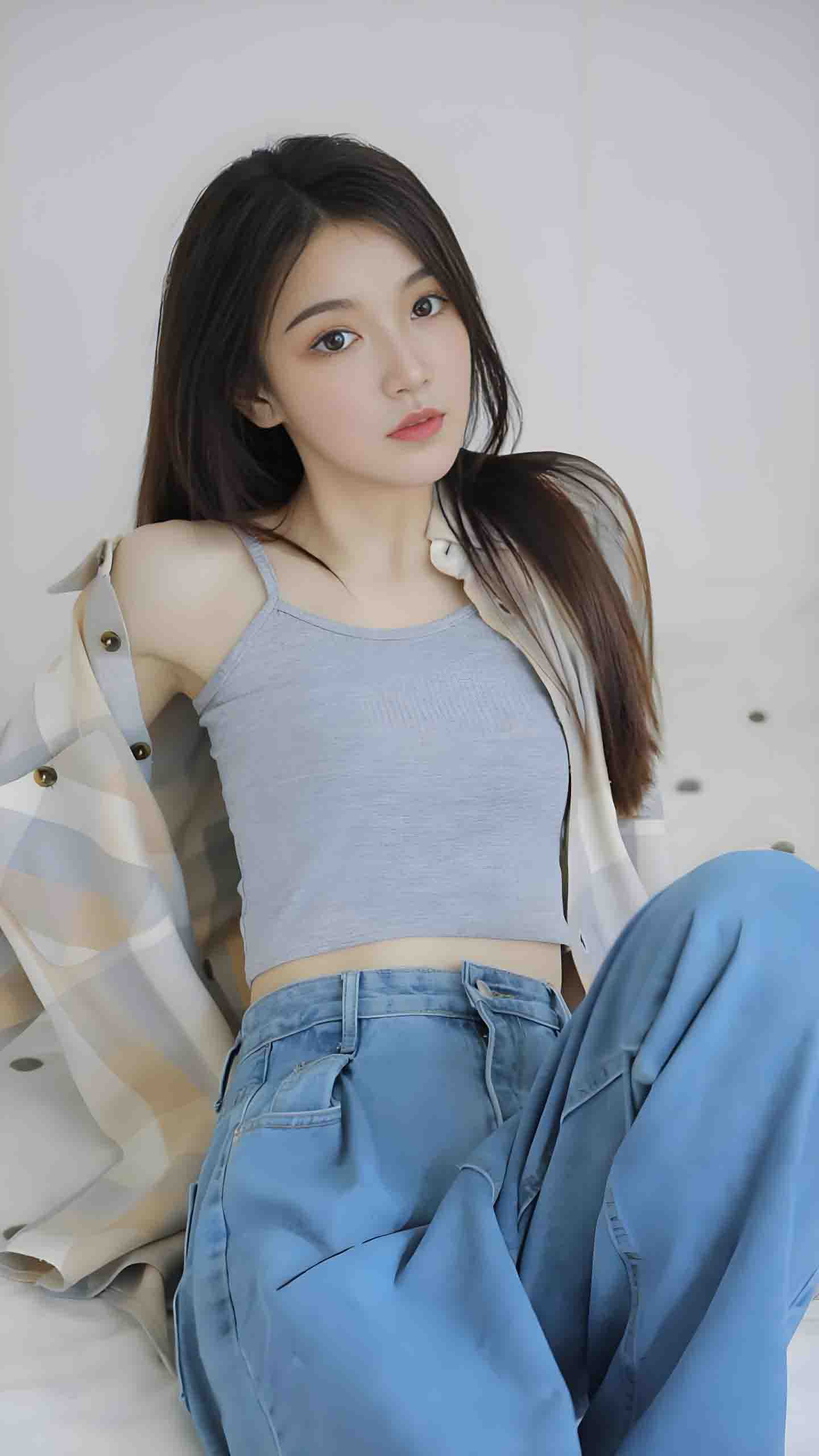 瓜友偷拍高中生做爱，年轻小情侣在学校楼顶拐角当场脱光女上位做爱，现在学生玩的真花。